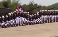 Det så ut som en ordinær militærparade, men fra 0:20 tok dette en FANTASTISK vending. Det så ut som en ordinær militærparade, men fra 0:20 tok dette en FANTASTISK vending.