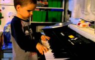 Det denne BLINDE 3 år gamle gutten kan spille uten å noen gang ha tatt en pianotime, ga meg bakoversveis. Det denne BLINDE 3 år gamle gutten kan spille uten å noen gang ha tatt en pianotime, ga meg bakoversveis.