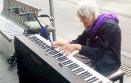Et piano ble plassert på gaten. Det denne gamle damen gjorde med det, rørte meg dypt i sjelen. Et piano ble plassert på gaten. Det denne gamle damen gjorde med det, rørte meg dypt i sjelen.