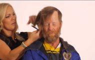 Denne hjemløse veteranen fikk en makeover. Det endret livet hans for alltid. Denne hjemløse veteranen fikk en makeover. Det endret livet hans for alltid.