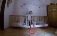 Smokken hennes falt på gulvet. Hvordan disse tvillingene jobber sammen for å hente den er utrolig. Smokken hennes falt på gulvet. Hvordan disse tvillingene jobber sammen for å hente den er utrolig.