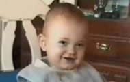 Når de hører denne skjønne guttebabyens fortryllende latter, må de bare le med. Herlig. Når de hører denne skjønne guttebabyens fortryllende latter, må de bare le med. Herlig.