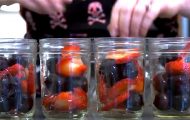 Hun fyller gamle syltetøyglass med frukt og olje. Minutter senere? Jeg trenger ALDRI bake igjen. Hun fyller gamle syltetøyglass med frukt og olje. Minutter senere? Jeg trenger ALDRI bake igjen.