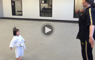 Denne 3 år gamle taekwondo-mesteren vil mørbanke deg. Våpenet hennes? Bedårende! Denne 3 år gamle taekwondo-mesteren vil mørbanke deg. Våpenet hennes? Bedårende!