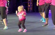 Instruktørene begynner å danse, men når jenta inntar scenen, overskygger hun de andre momentant. Instruktørene begynner å danse, men når jenta inntar scenen, overskygger hun de andre momentant.