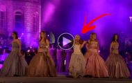 5 kvinner går på scenen og synger «You Raise Me Up». Men hold et øye med hun med fiolinen… 5 kvinner går på scenen og synger «You Raise Me Up». Men hold et øye med hun med fiolinen…