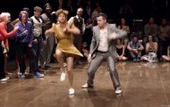 I bakgrunnen spilles rapmusikk, men se hva som skjer når swingdansere inntar dansegulvet. I bakgrunnen spilles rapmusikk, men se hva som skjer når swingdansere inntar dansegulvet.