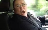 Bestemor hører favorittsangen på radioen og sjokkerer alle når hun gjør DETTE. Bestemor hører favorittsangen på radioen og sjokkerer alle når hun gjør DETTE.