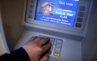 En mann fant gjenglemte penger i minibanken. Det han gjør med saken er utrolig. En mann fant gjenglemte penger i minibanken. Det han gjør med saken er utrolig.