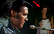 Elvis synger «Blue Christmas», idet en kvinne stiger ut på scenen og gjør noe som skulle vært umulig. Elvis synger «Blue Christmas», idet en kvinne stiger ut på scenen og gjør noe som skulle vært umulig.