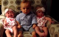 Den forvirrede babyen møter tvillinger for første gang. Se hva han så gjør… Den forvirrede babyen møter tvillinger for første gang. Se hva han så gjør…