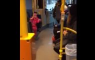 Den lille jenta begynner å synge en julesang på bussen. Det bussjåføren da gjør? Wow. Den lille jenta begynner å synge en julesang på bussen. Det bussjåføren da gjør? Wow.
