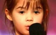 Når denne 4-åringen går ut på scenen og fullfører, får publikum en EKSPLOSIV reaksjon. Når denne 4-åringen går ut på scenen og fullfører, får publikum en EKSPLOSIV reaksjon.