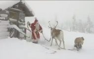 Julenissen lukker døren og går mot reinsdyret. Se hans utrolige reise gjennom snøen. Julenissen lukker døren og går mot reinsdyret. Se hans utrolige reise gjennom snøen.