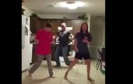 Pappa sniker seg inn i videoen bak jentene som danser, og viser dem hvordan det skal gjøres. Pappa sniker seg inn i videoen bak jentene som danser, og viser dem hvordan det skal gjøres.
