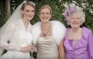 Denne bruden knipser et bilde av seg, mor og bestemor. Men legg godt merke til kjolen hennes. Denne bruden knipser et bilde av seg, mor og bestemor. Men legg godt merke til kjolen hennes.